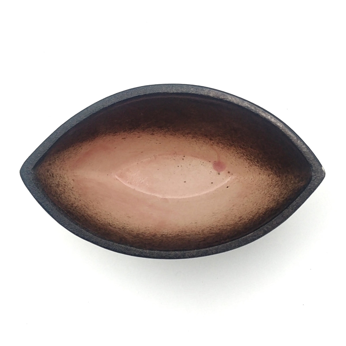 Kaolin-gudnyhaf-boat. Color pinkk on the inside and black on the outside.