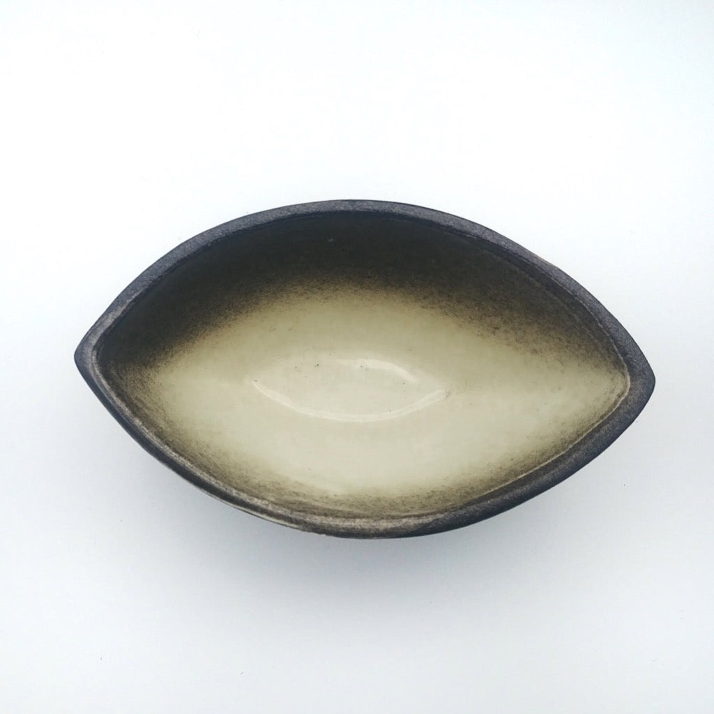 Kaolin-gudnyhaf-boat. Color beige on the inside and black on the outside.