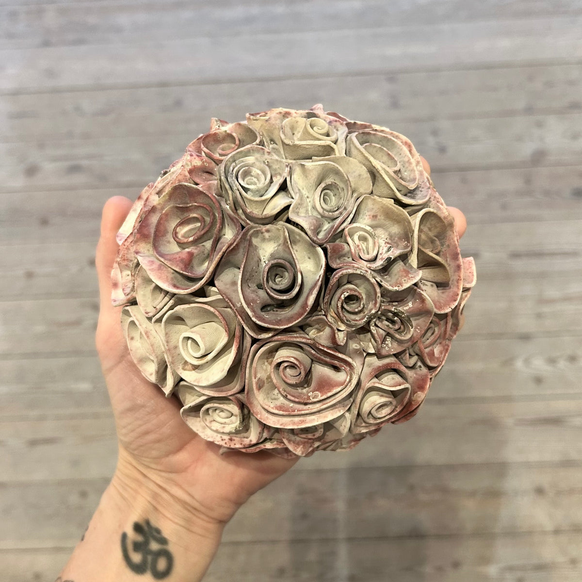 Smokefired wall flower / Reykbrenndur blóma veggkúpull