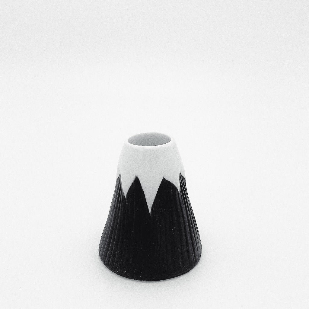 DAYNEW - Kaolin - Black volcano vase