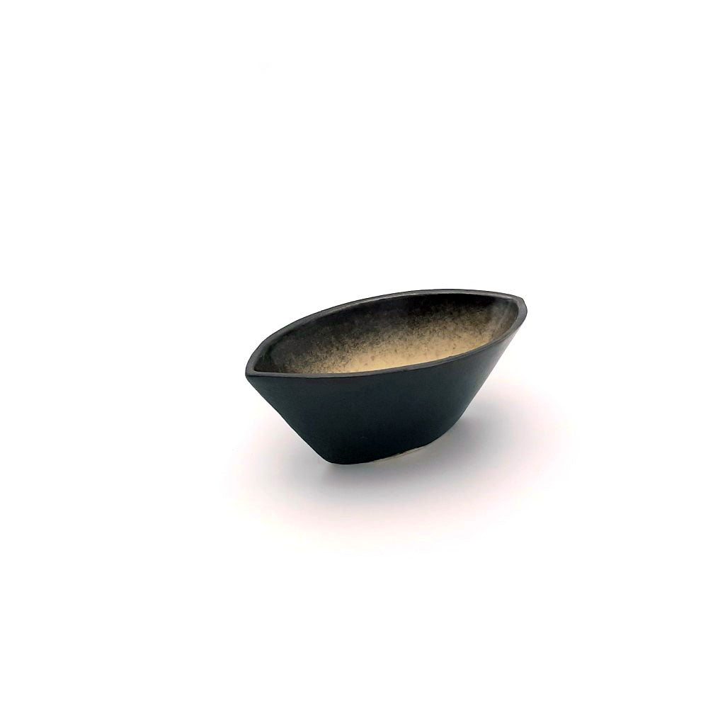 Kaolin-gudnyhaf-boat. Small item glazed with bleige on the inside and black on the outside.
