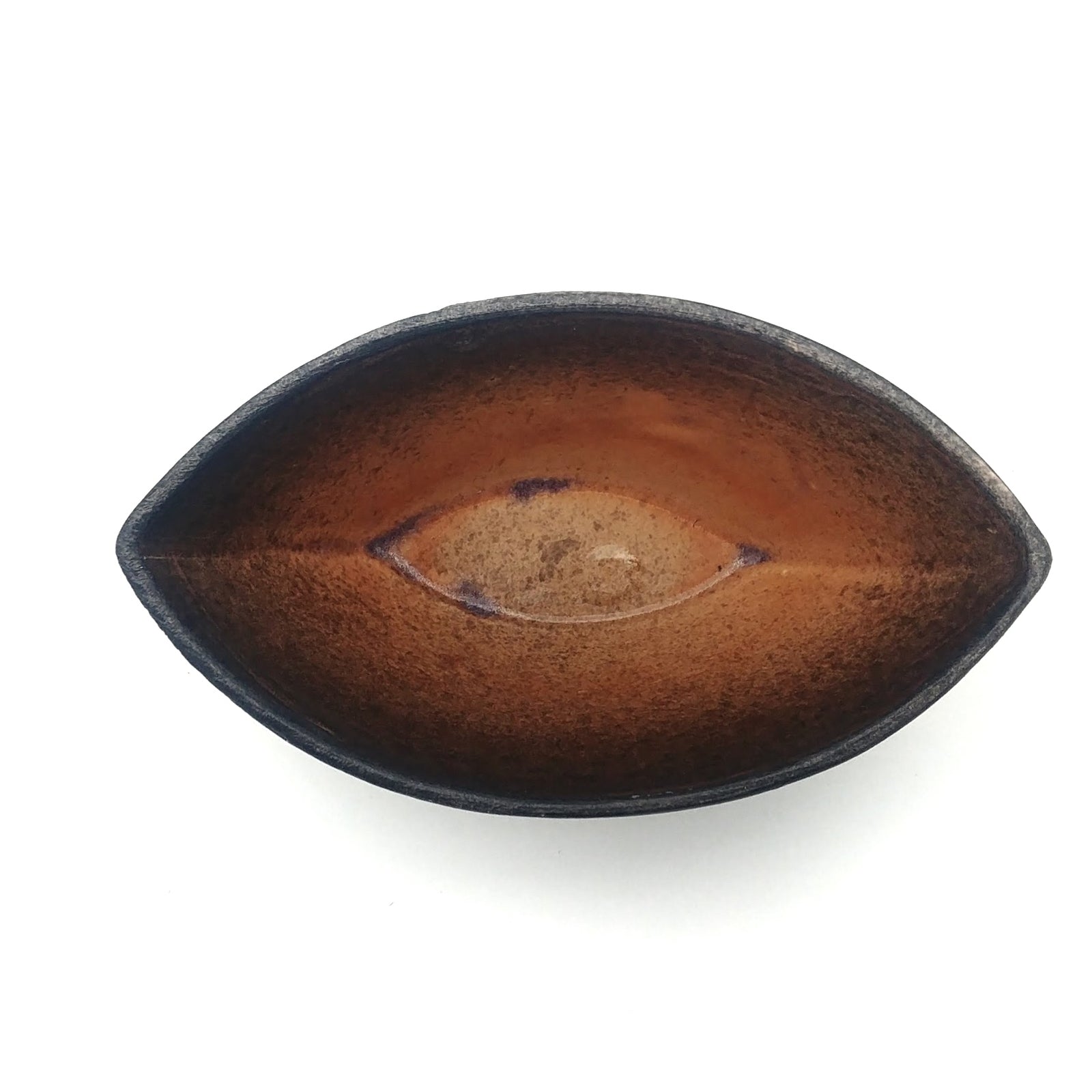 Kaolin-gudnyhaf-boat. Small item glazed with bleige on the inside and black on the outside.
